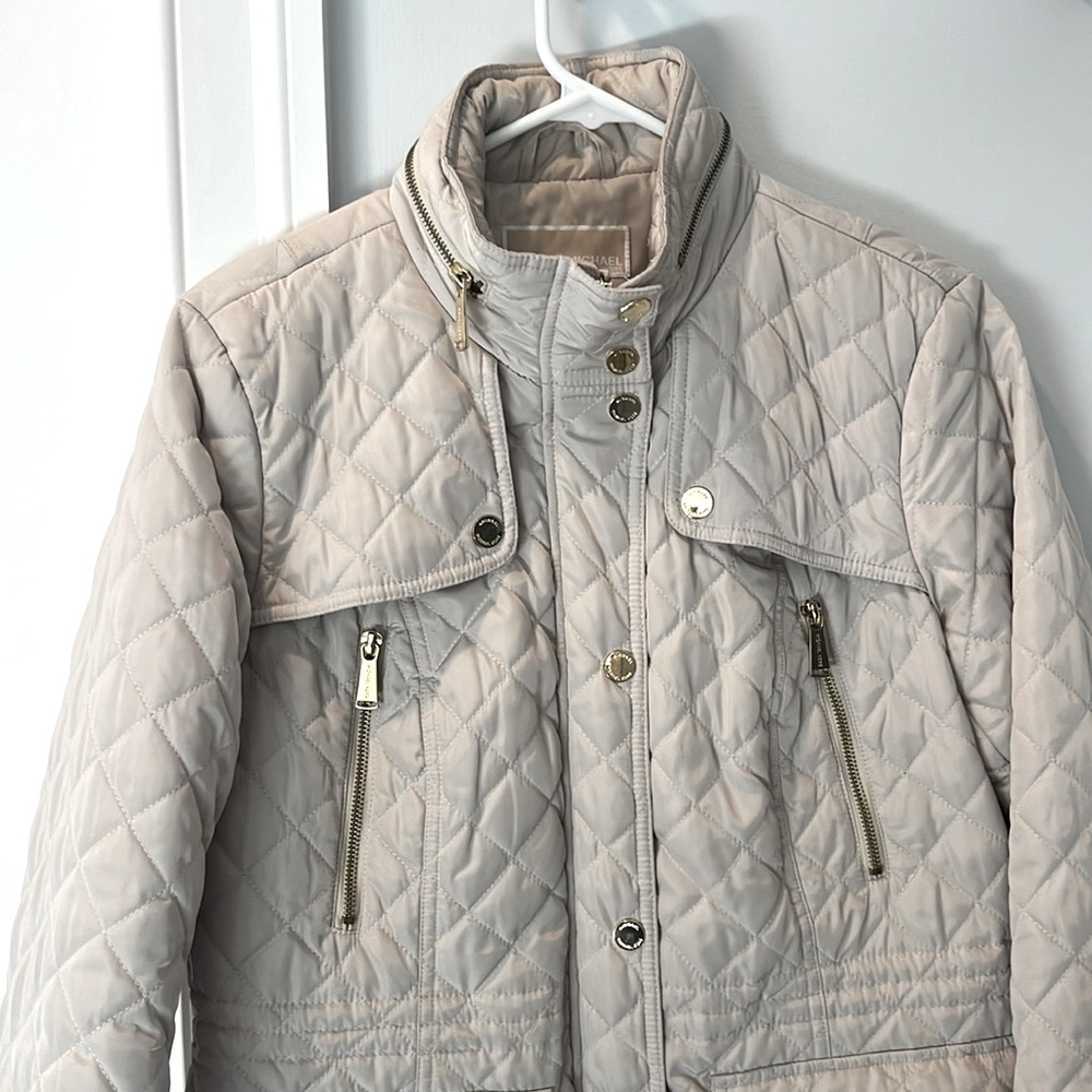 Michael Kors Quilted Rain jacket. Zip in discreet hood.